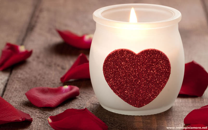 San Valentino giorno tavolo ambientazione con candele e cuore